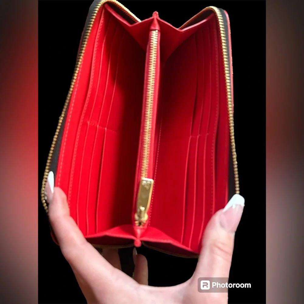 Christian Louboutin cheetah full zip around long wallet! LIKE NEW!! - Picture 6 of 8